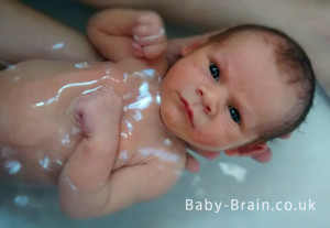 Baby's first bath (1 week old) - Newborn baby schedule and typical day. baby-brain.co.uk