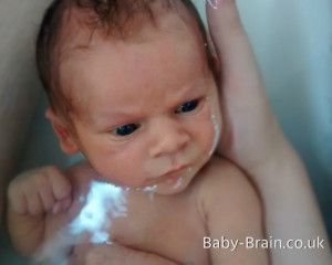 Baby's first bath (1 week old) - Newborn baby schedule and typical day. baby-brain.co.uk